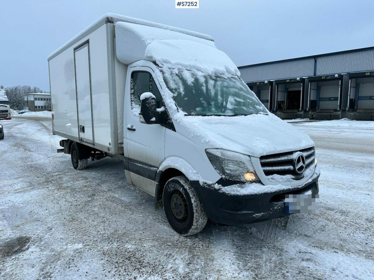 Sprinter box truck Mercedes Benz with Tailgate lift - Dobozos kisteherautó: 2 kép. Sprinter box truck Mercedes Benz with Tailgate lift - Dobozos kisteherautó: 2 kép.