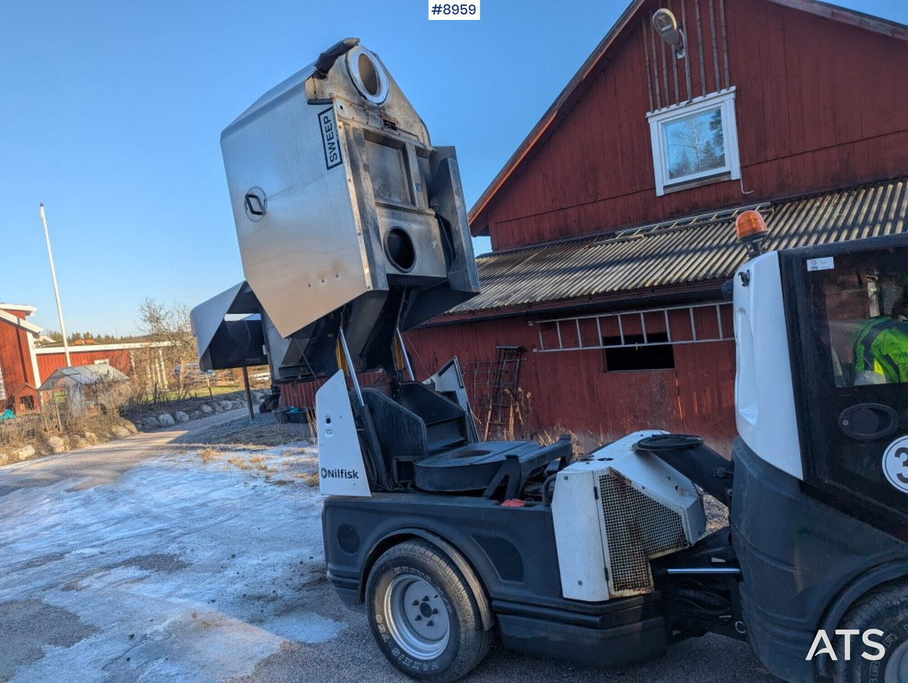 Sweeper Nilfisk City Ranger (SEE VIDEO) - Utcaseprő gép: 5 kép. Sweeper Nilfisk City Ranger (SEE VIDEO) - Utcaseprő gép: 5 kép.