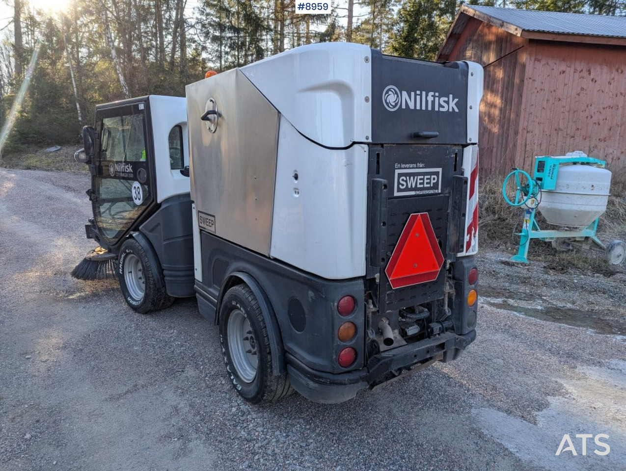 Sweeper Nilfisk City Ranger (SEE VIDEO) - Utcaseprő gép: 3 kép. Sweeper Nilfisk City Ranger (SEE VIDEO) - Utcaseprő gép: 3 kép.