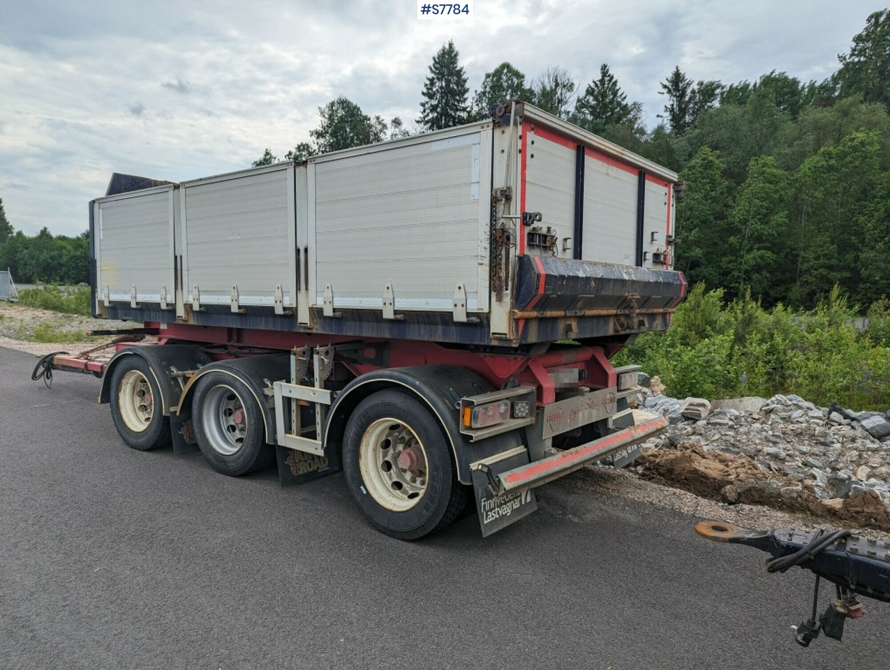 Tipper trailer GEHAB 3-axlat - Pótkocsi billenőplatós: 2 kép. Tipper trailer GEHAB 3-axlat - Pótkocsi billenőplatós: 2 kép.