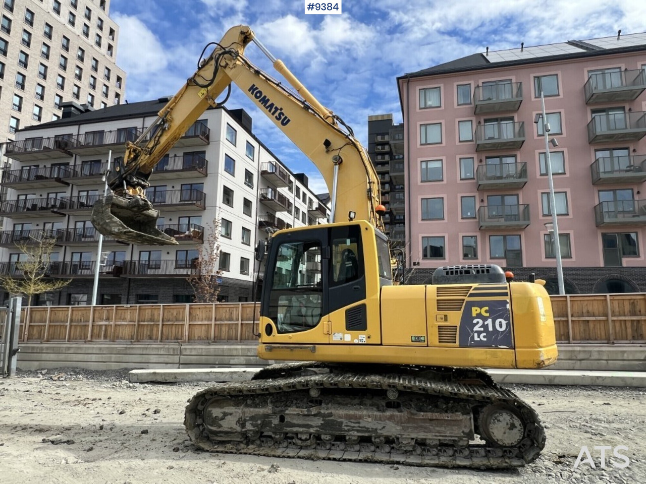 Tracked excavator Komatsu PC210LC (VIDEO) - Lánctalpas kotró: 3 kép. Tracked excavator Komatsu PC210LC (VIDEO) - Lánctalpas kotró: 3 kép.