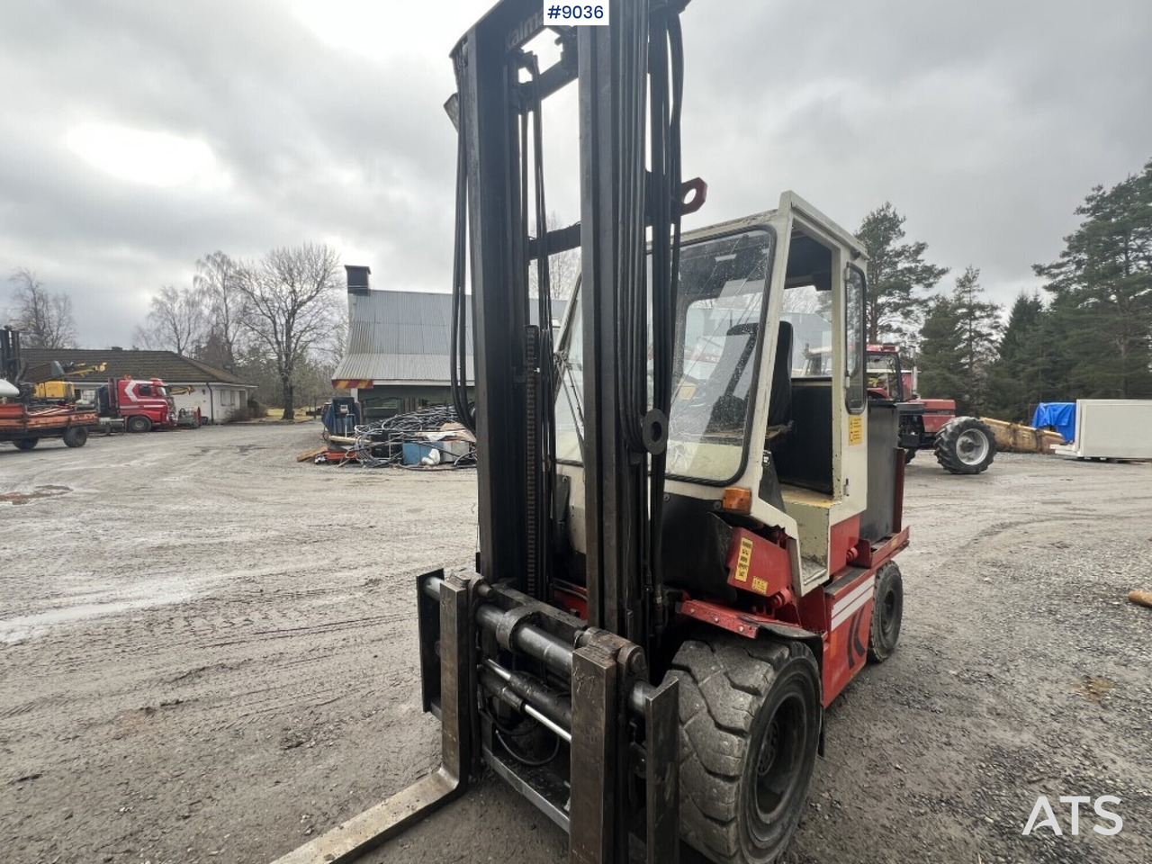 Truck Kalmar EB 4-500 with battery charger and extra tire - Villás targonca: 2 kép. Truck Kalmar EB 4-500 with battery charger and extra tire - Villás targonca: 2 kép.