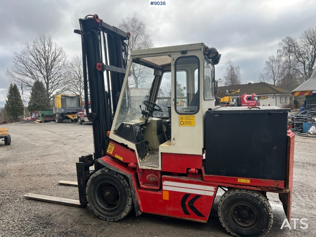Truck Kalmar EB 4-500 with battery charger and extra tire - Villás targonca: 4 kép. Truck Kalmar EB 4-500 with battery charger and extra tire - Villás targonca: 4 kép.