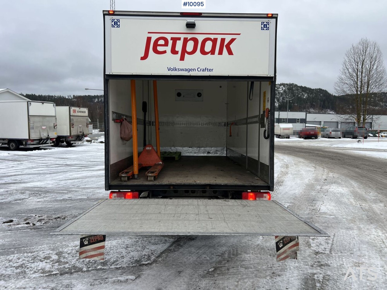 VOLKSWAGEN CRAFTER with tailgate lift - Dobozos kisteherautó: 5 kép. VOLKSWAGEN CRAFTER with tailgate lift - Dobozos kisteherautó: 5 kép.