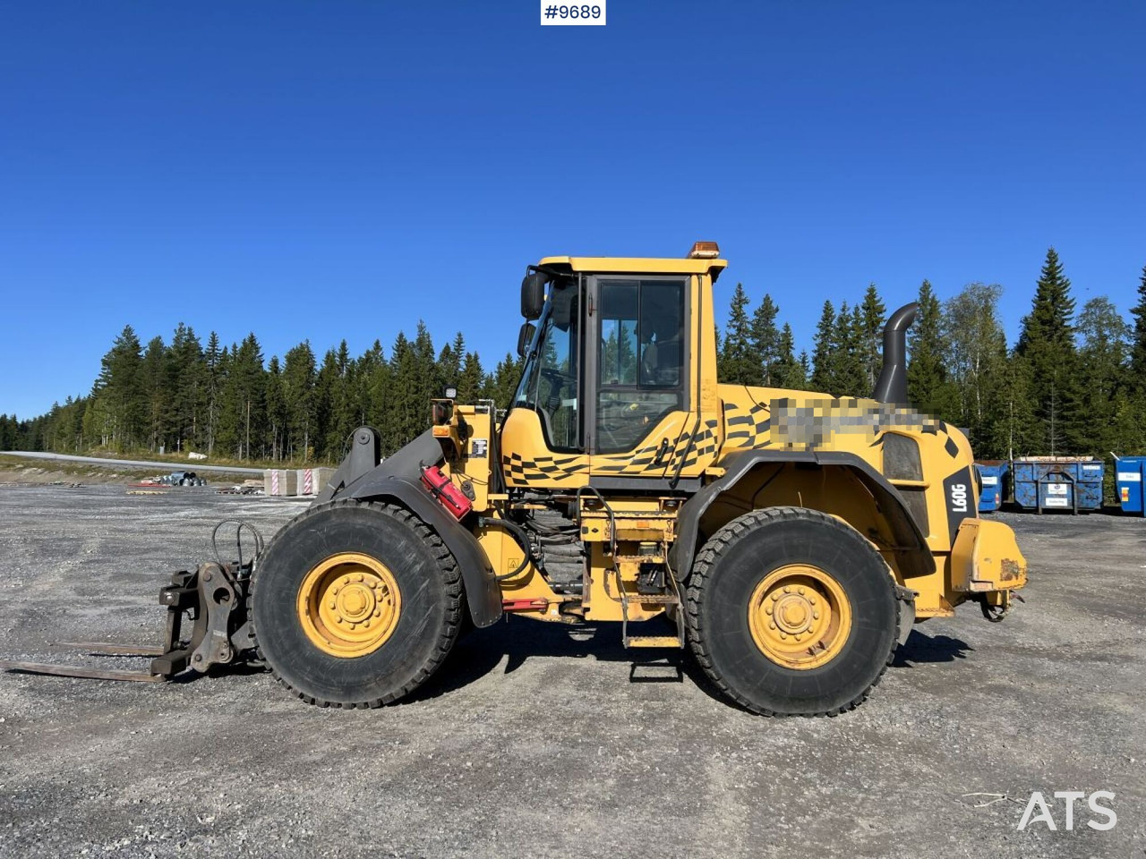 VOLVO L60G Wheel loader with multi-bucket - Gumikerekes homlokrakodó: 1 kép. VOLVO L60G Wheel loader with multi-bucket - Gumikerekes homlokrakodó: 1 kép.
