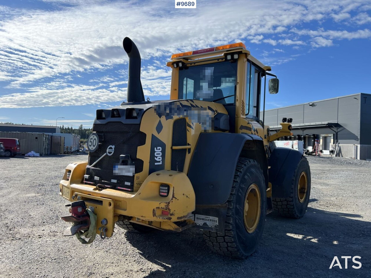 VOLVO L60G Wheel loader with multi-bucket - Gumikerekes homlokrakodó: 2 kép. VOLVO L60G Wheel loader with multi-bucket - Gumikerekes homlokrakodó: 2 kép.
