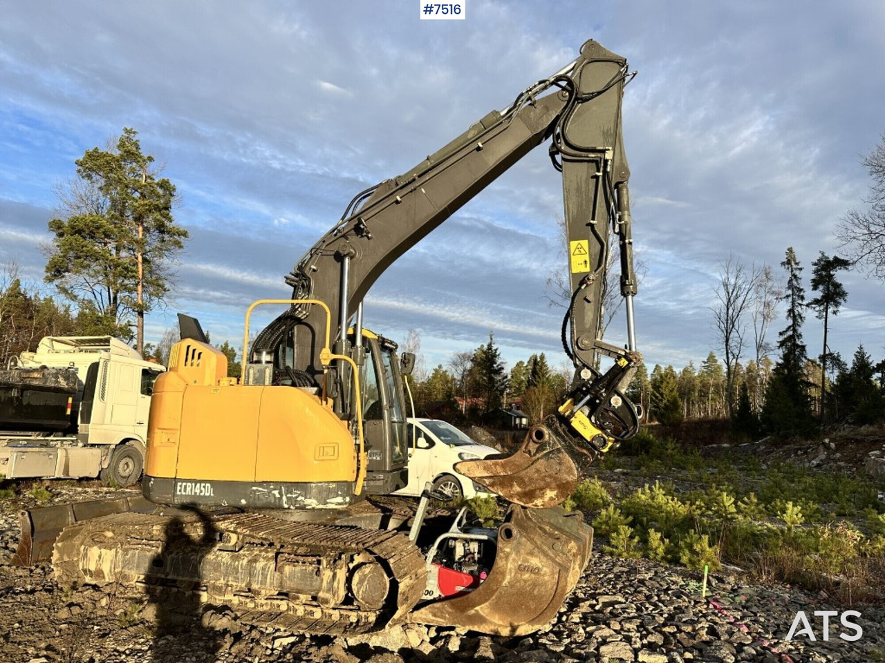 Volvo ECR145DL Crawler excavator with rotor and buckets - Lánctalpas kotró: 1 kép. Volvo ECR145DL Crawler excavator with rotor and buckets - Lánctalpas kotró: 1 kép.