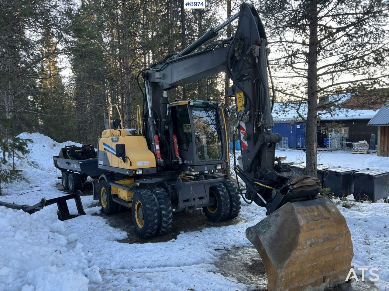 Volvo EW 160 D with Digging System, Tipper and Attachments - Gumikerekes kotró: 1 kép. Volvo EW 160 D with Digging System, Tipper and Attachments - Gumikerekes kotró: 1 kép.