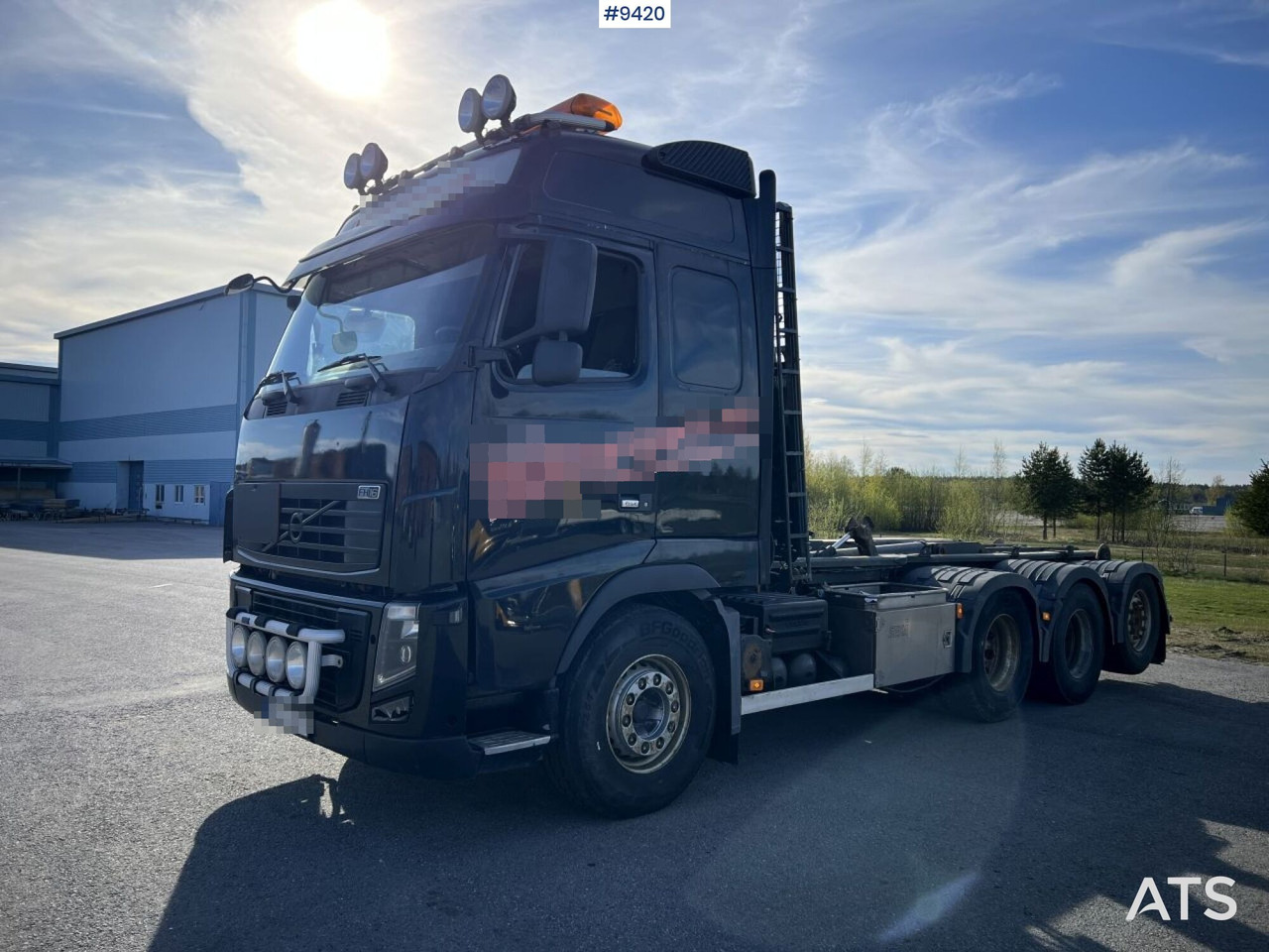Volvo FH16 8*4 Tridem Hooklift - Horgos rakodó teherautó: 1 kép. Volvo FH16 8*4 Tridem Hooklift - Horgos rakodó teherautó: 1 kép.