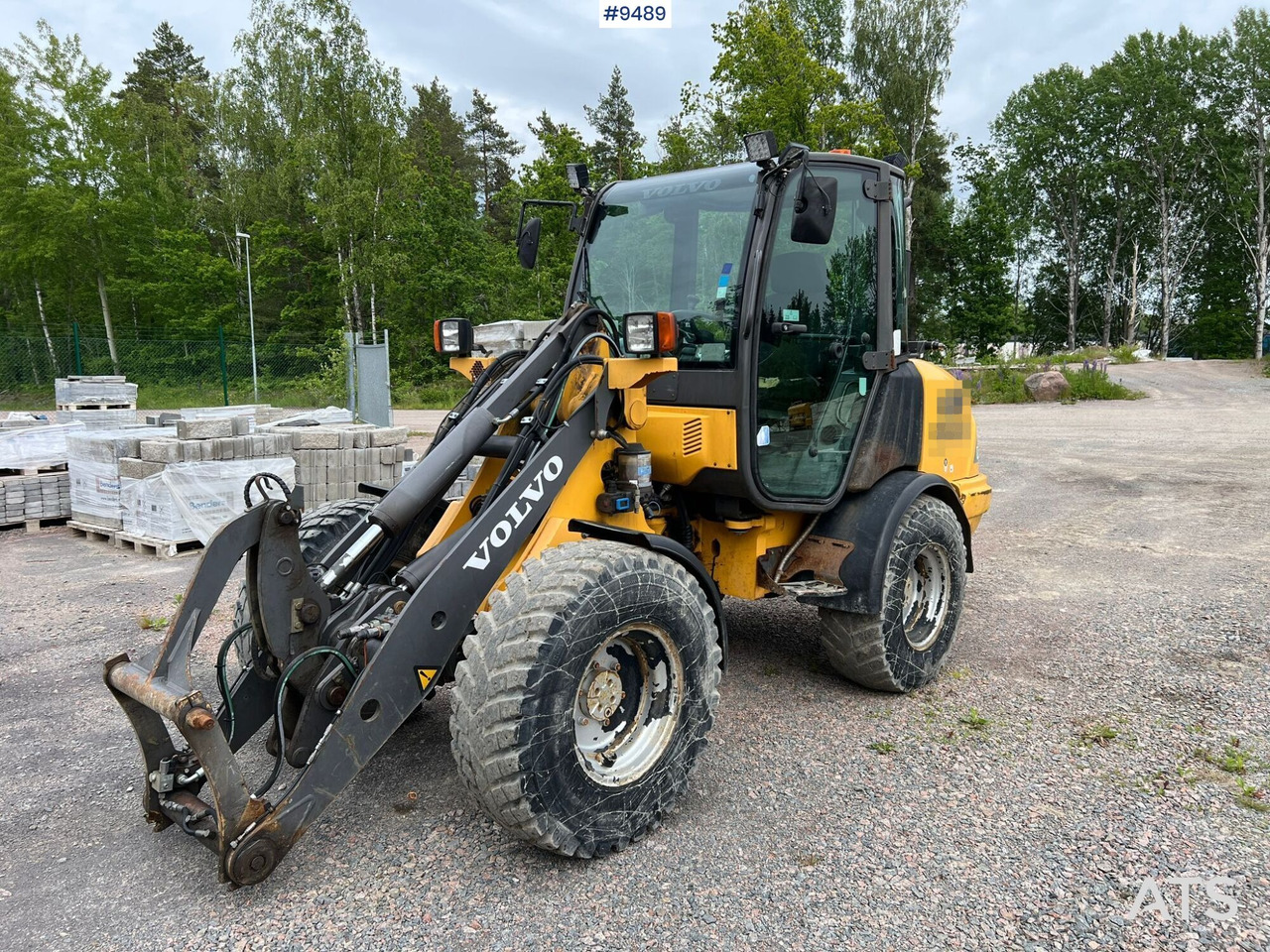 Volvo L25 B with tools (VIDEO) - Gumikerekes homlokrakodó: 1 kép. Volvo L25 B with tools (VIDEO) - Gumikerekes homlokrakodó: 1 kép.