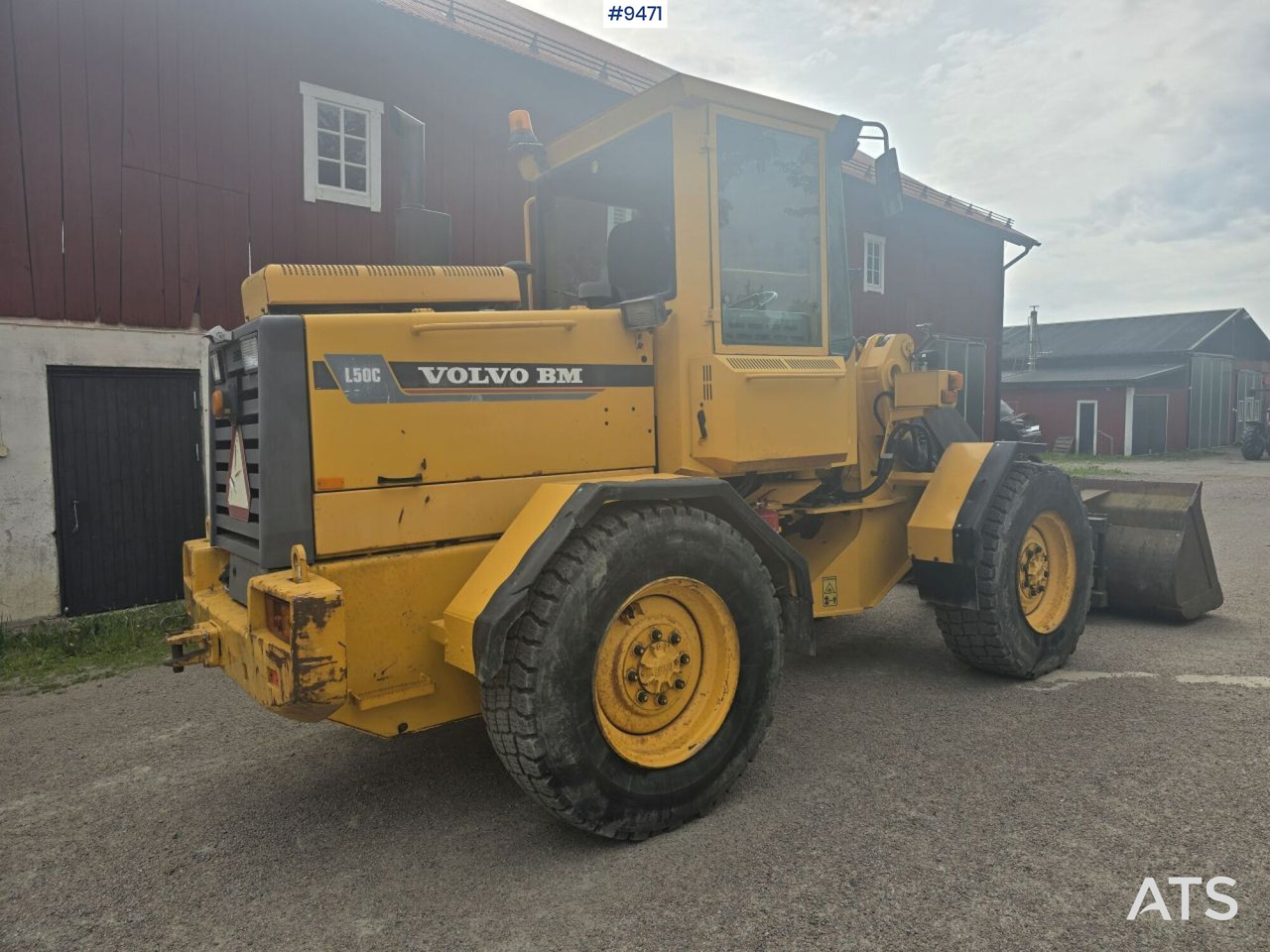 Volvo L50B with bucket and forks (SEE VIDEO) - Gumikerekes homlokrakodó: 4 kép. Volvo L50B with bucket and forks (SEE VIDEO) - Gumikerekes homlokrakodó: 4 kép.