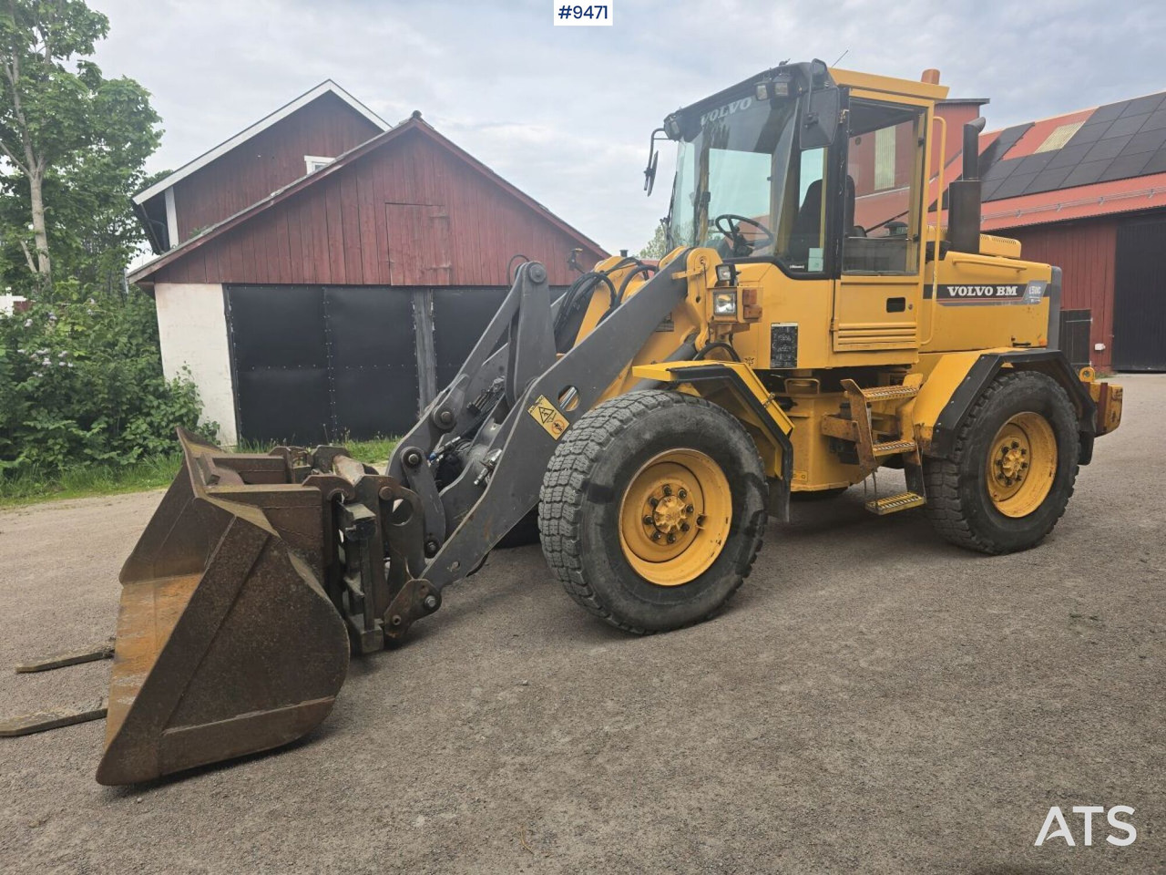 Volvo L50B with bucket and forks (SEE VIDEO) - Gumikerekes homlokrakodó: 1 kép. Volvo L50B with bucket and forks (SEE VIDEO) - Gumikerekes homlokrakodó: 1 kép.