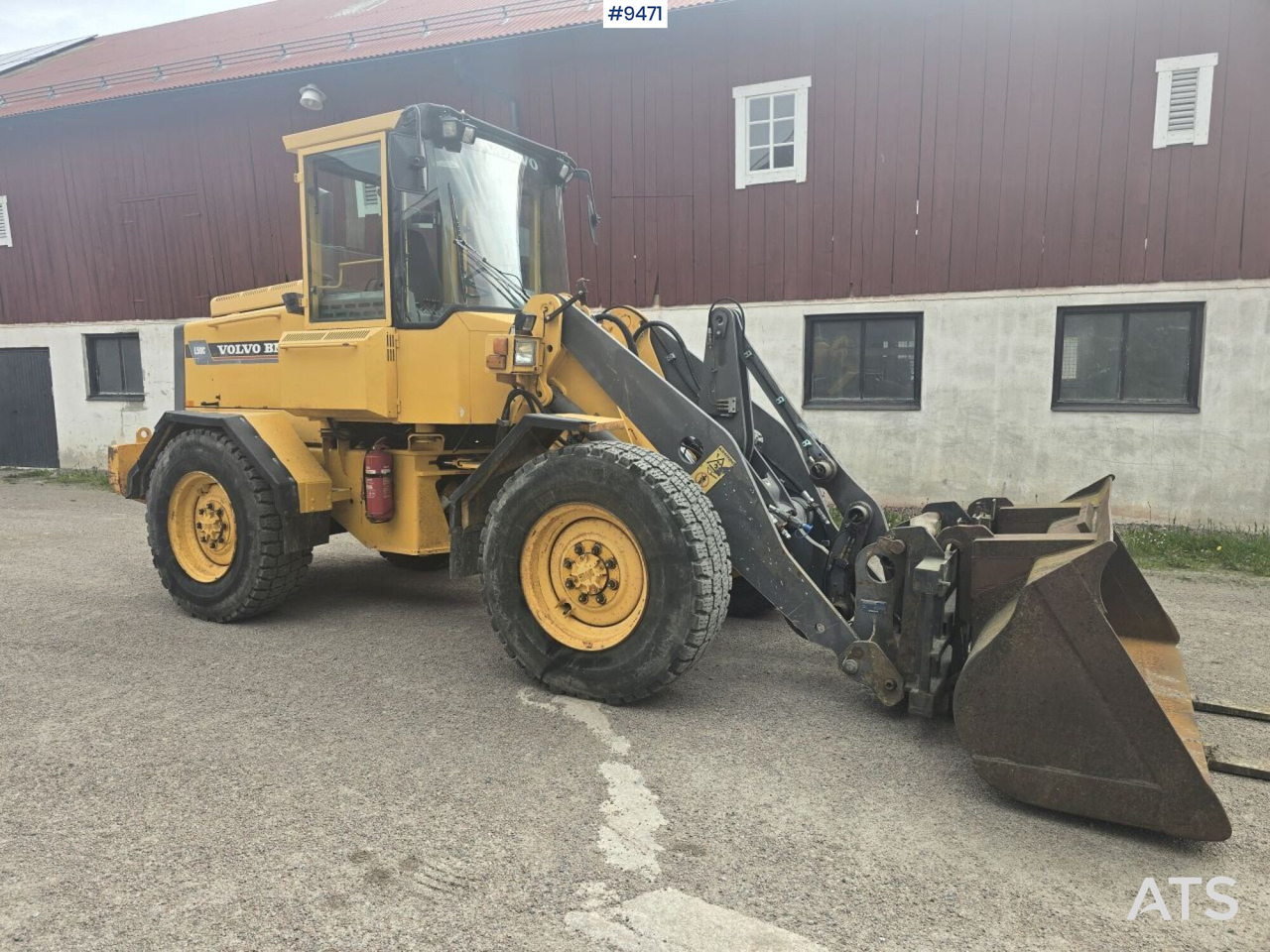 Volvo L50B with bucket and forks (SEE VIDEO) - Gumikerekes homlokrakodó: 2 kép. Volvo L50B with bucket and forks (SEE VIDEO) - Gumikerekes homlokrakodó: 2 kép.