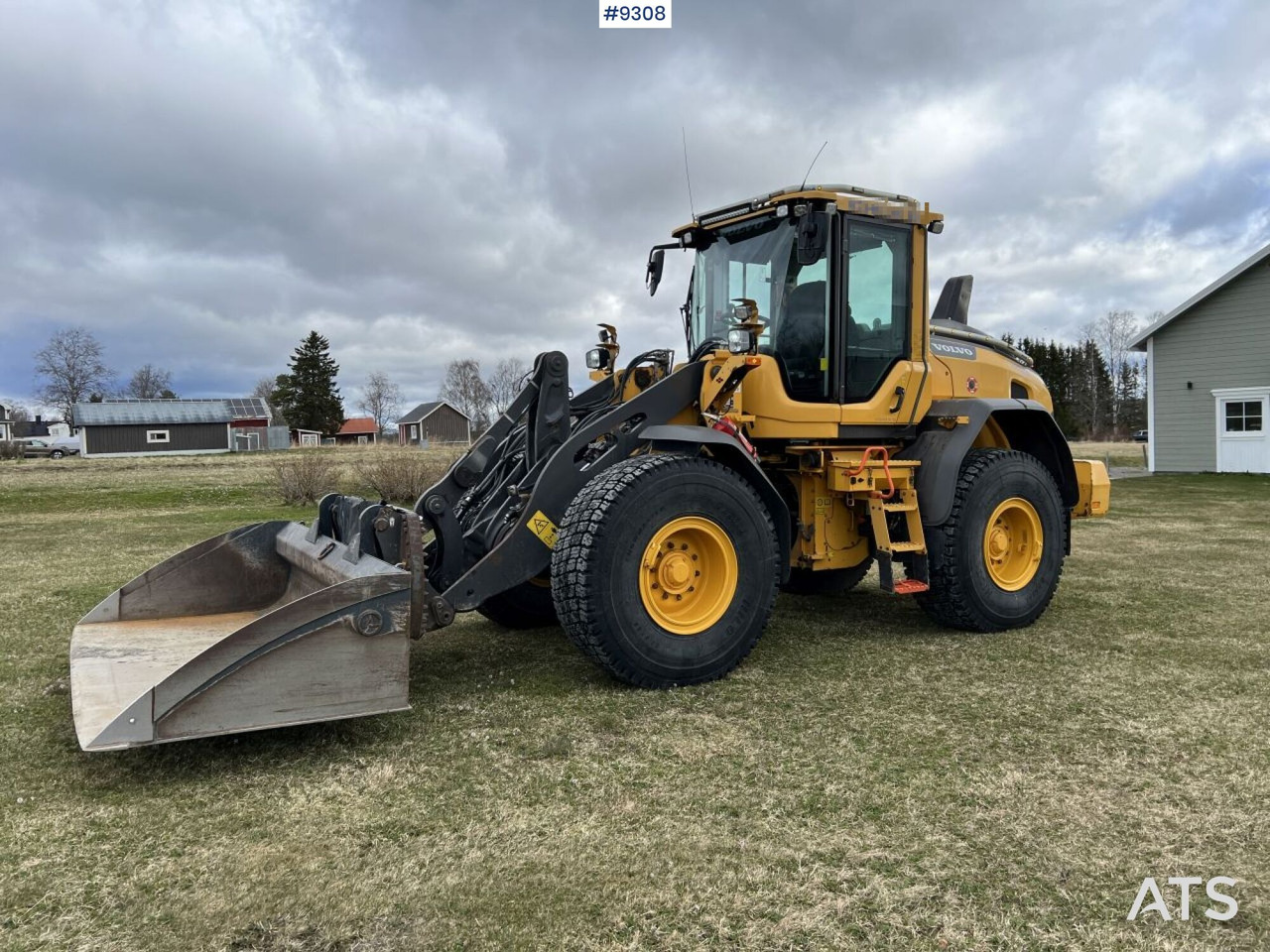 Volvo L60 H Wheel loader with grading bucket (VIDEO) - Gumikerekes homlokrakodó: 1 kép. Volvo L60 H Wheel loader with grading bucket (VIDEO) - Gumikerekes homlokrakodó: 1 kép.