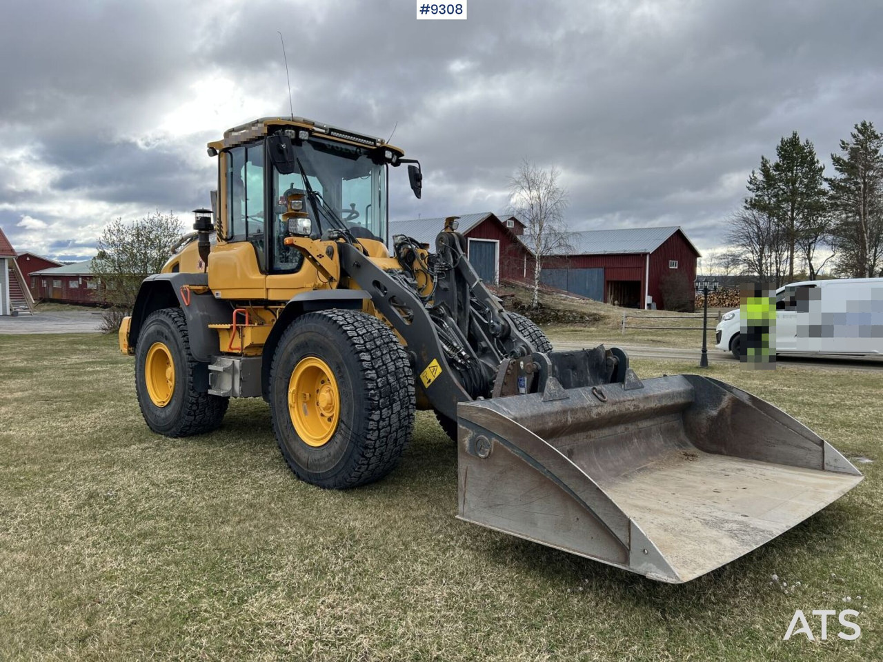 Volvo L60 H Wheel loader with grading bucket (VIDEO) - Gumikerekes homlokrakodó: 2 kép. Volvo L60 H Wheel loader with grading bucket (VIDEO) - Gumikerekes homlokrakodó: 2 kép.