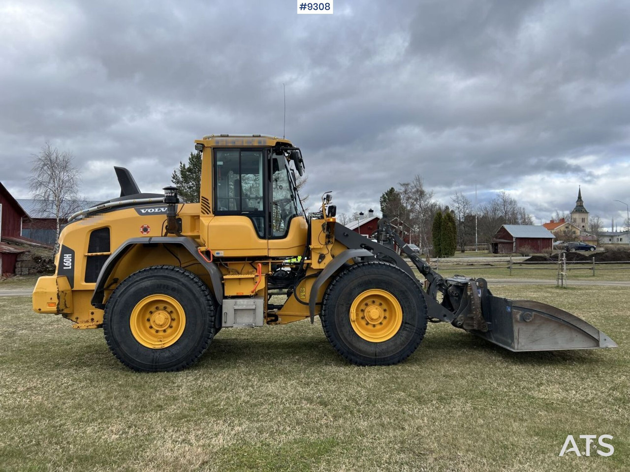 Volvo L60 H Wheel loader with grading bucket (VIDEO) - Gumikerekes homlokrakodó: 3 kép. Volvo L60 H Wheel loader with grading bucket (VIDEO) - Gumikerekes homlokrakodó: 3 kép.