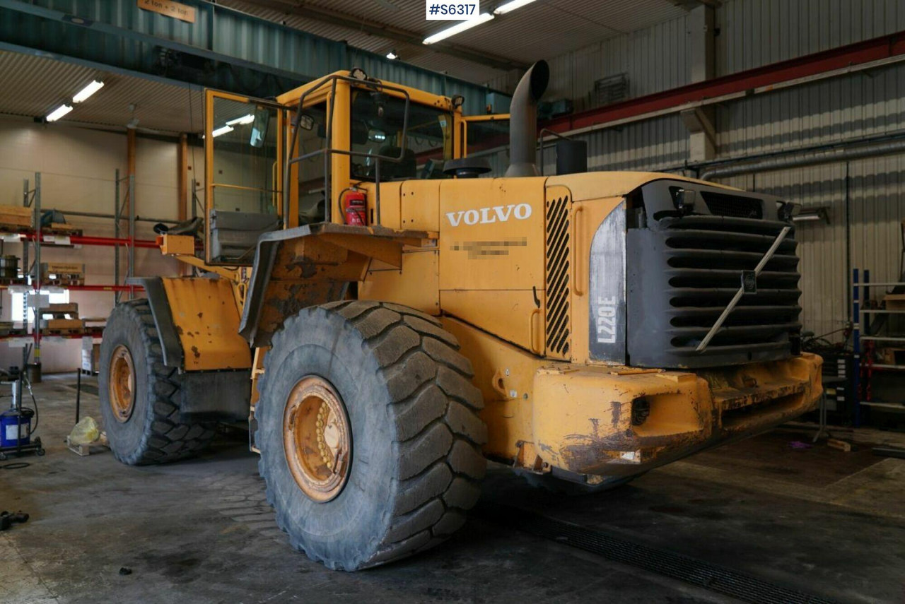 WHEEL LOADER VOLVO L220 E - Gumikerekes homlokrakodó: 2 kép. WHEEL LOADER VOLVO L220 E - Gumikerekes homlokrakodó: 2 kép.