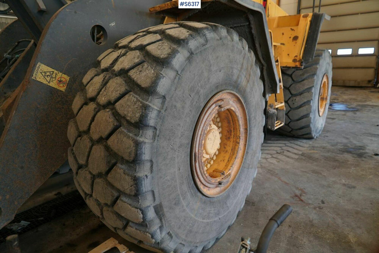 WHEEL LOADER VOLVO L220 E - Gumikerekes homlokrakodó: 3 kép. WHEEL LOADER VOLVO L220 E - Gumikerekes homlokrakodó: 3 kép.