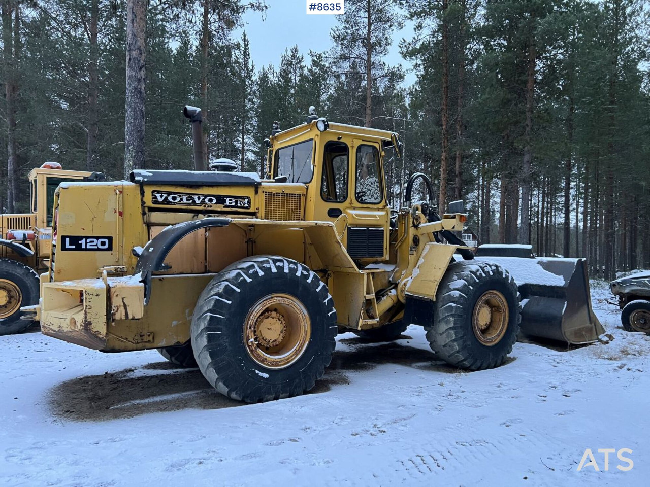 Wheel Loader Volvo BM L120 with bucket - Gumikerekes homlokrakodó: 3 kép. Wheel Loader Volvo BM L120 with bucket - Gumikerekes homlokrakodó: 3 kép.