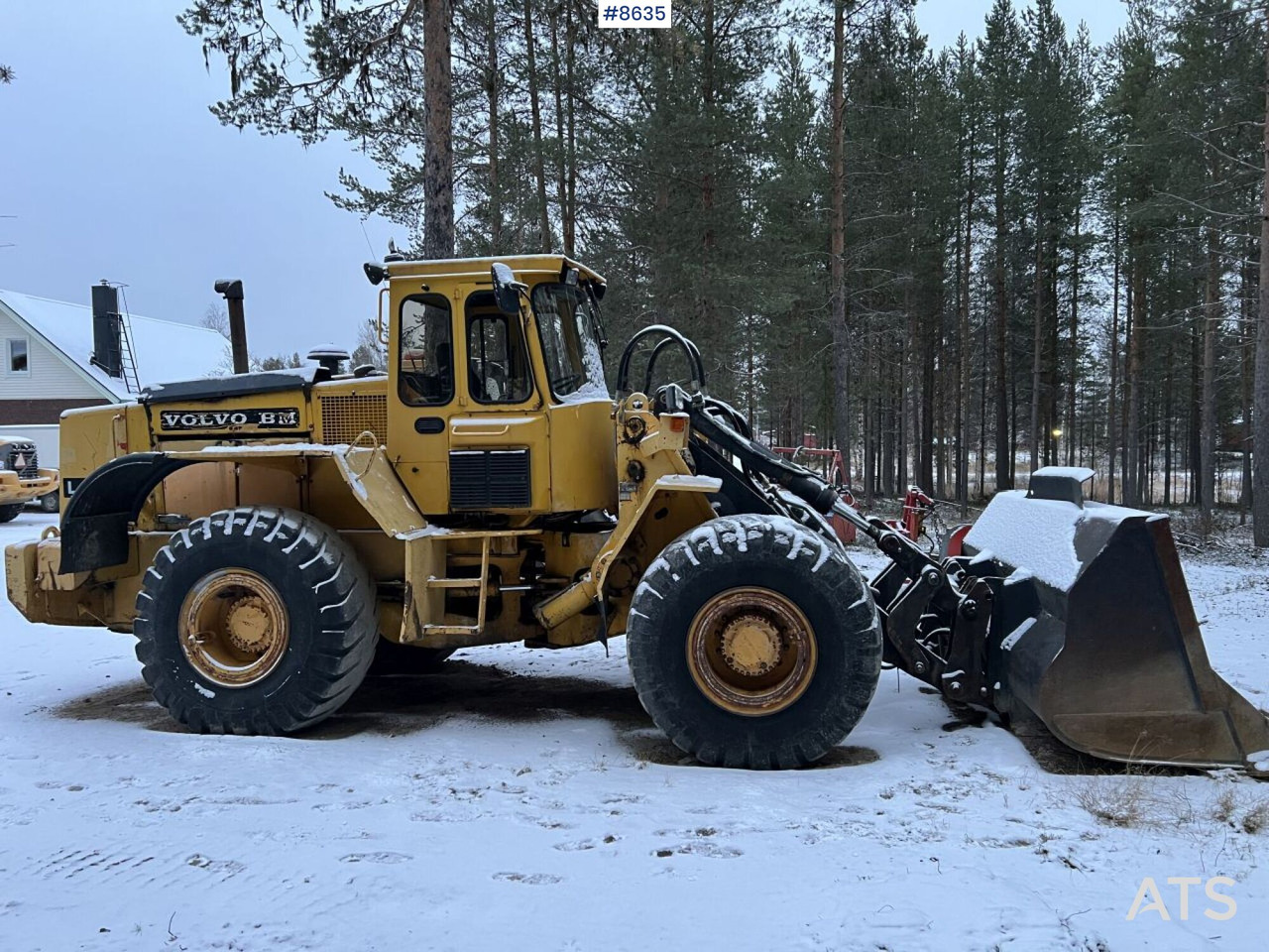 Wheel Loader Volvo BM L120 with bucket - Gumikerekes homlokrakodó: 2 kép. Wheel Loader Volvo BM L120 with bucket - Gumikerekes homlokrakodó: 2 kép.