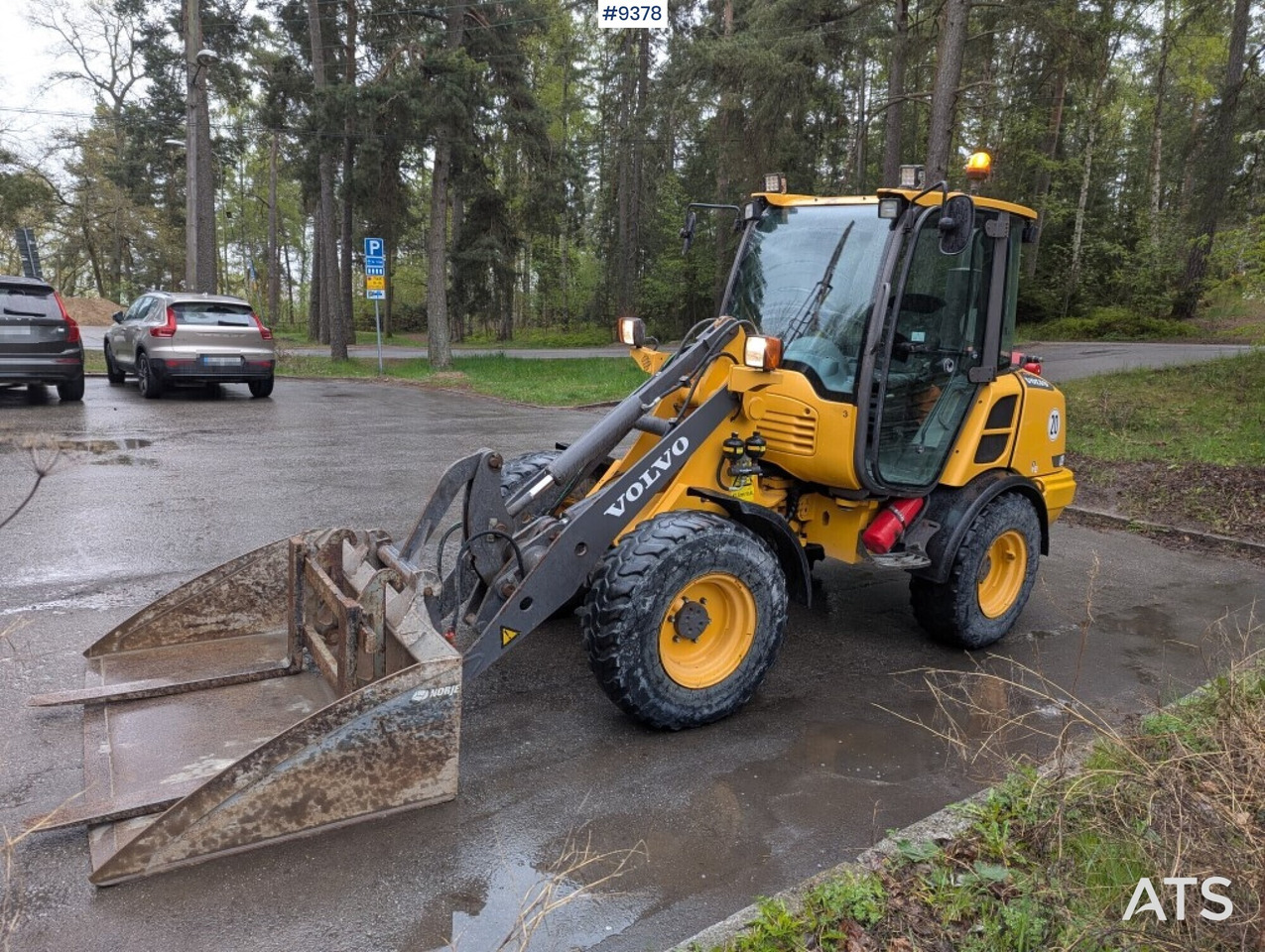 Wheel loader Volvo L25F with attachments (SEE VIDEO) - Gumikerekes homlokrakodó: 2 kép. Wheel loader Volvo L25F with attachments (SEE VIDEO) - Gumikerekes homlokrakodó: 2 kép.