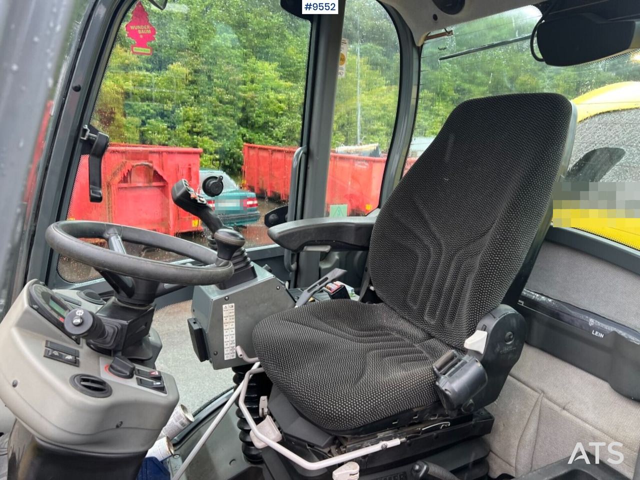 Wheel loader Wacker Neuson WL52 gears and tool stand - Gumikerekes homlokrakodó: 5 kép. Wheel loader Wacker Neuson WL52 gears and tool stand - Gumikerekes homlokrakodó: 5 kép.