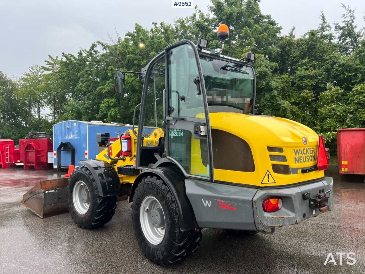 Wheel loader Wacker Neuson WL52 gears and tool stand - Gumikerekes homlokrakodó: 4 kép. Wheel loader Wacker Neuson WL52 gears and tool stand - Gumikerekes homlokrakodó: 4 kép.