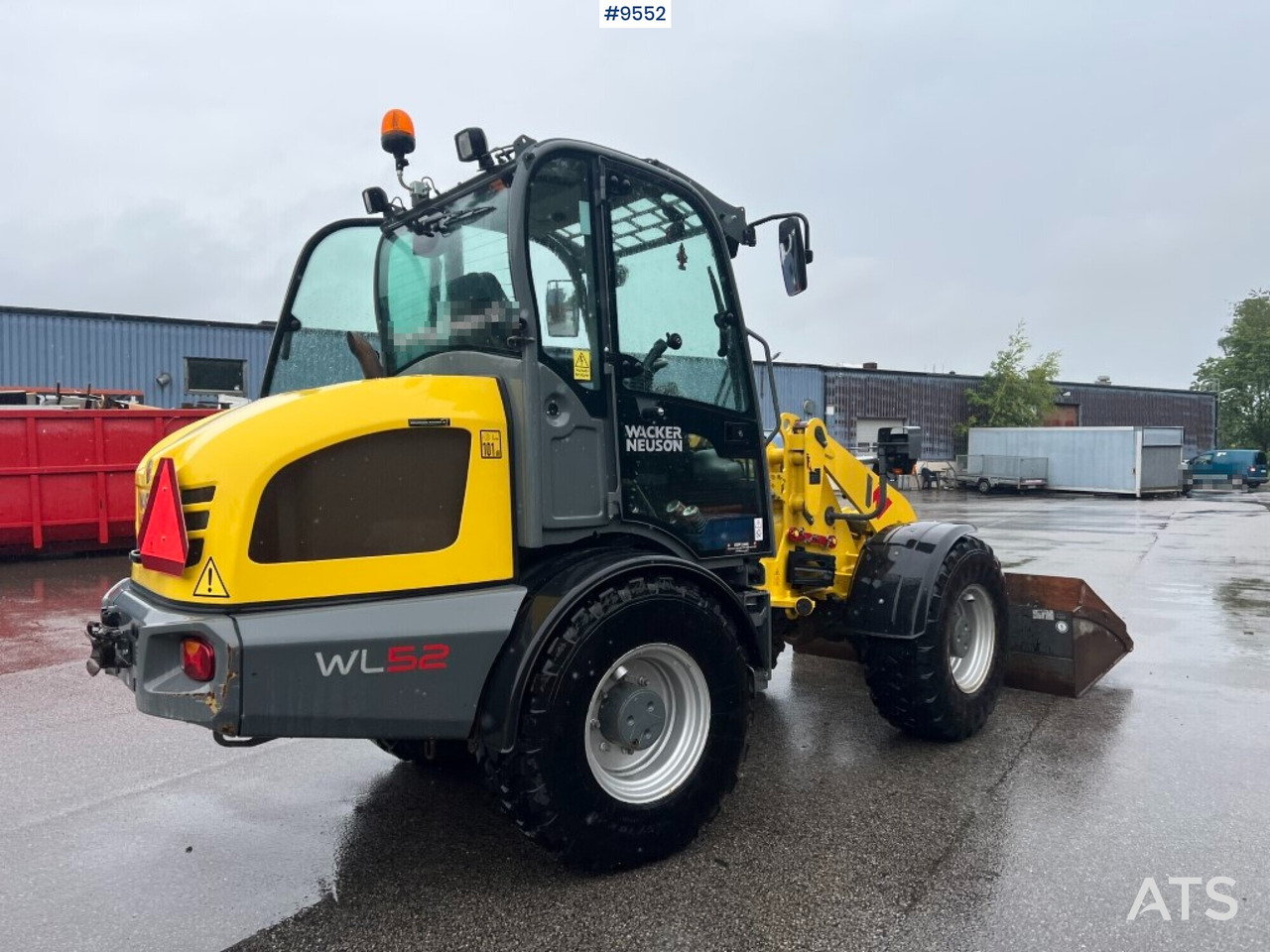 Wheel loader Wacker Neuson WL52 gears and tool stand - Gumikerekes homlokrakodó: 3 kép. Wheel loader Wacker Neuson WL52 gears and tool stand - Gumikerekes homlokrakodó: 3 kép.