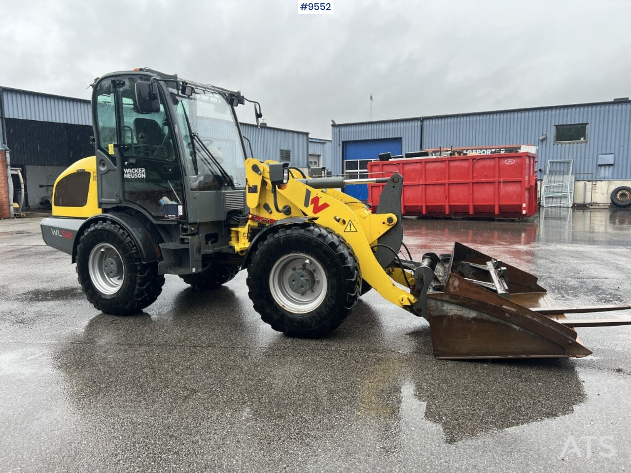 Wheel loader Wacker Neuson WL52 gears and tool stand - Gumikerekes homlokrakodó: 2 kép. Wheel loader Wacker Neuson WL52 gears and tool stand - Gumikerekes homlokrakodó: 2 kép.