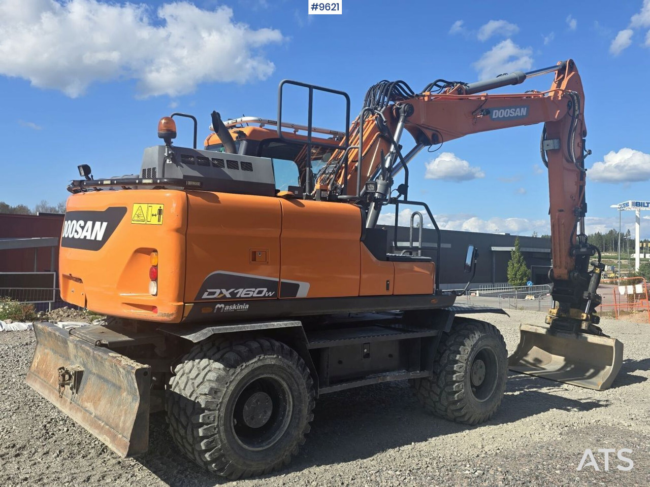 Wheeled Excavator Doosan DX160W with attachment and trailer - Gumikerekes kotró: 4 kép. Wheeled Excavator Doosan DX160W with attachment and trailer - Gumikerekes kotró: 4 kép.