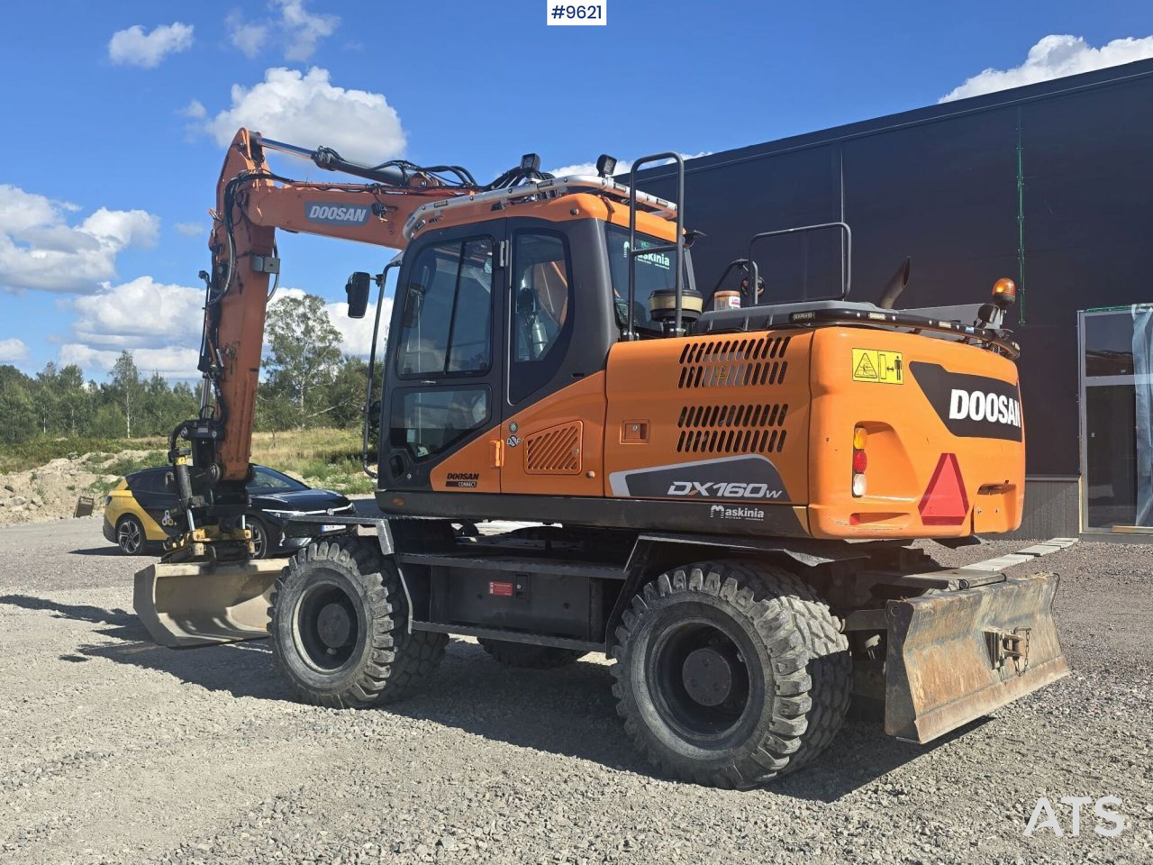 Wheeled Excavator Doosan DX160W with attachment and trailer - Gumikerekes kotró: 3 kép. Wheeled Excavator Doosan DX160W with attachment and trailer - Gumikerekes kotró: 3 kép.
