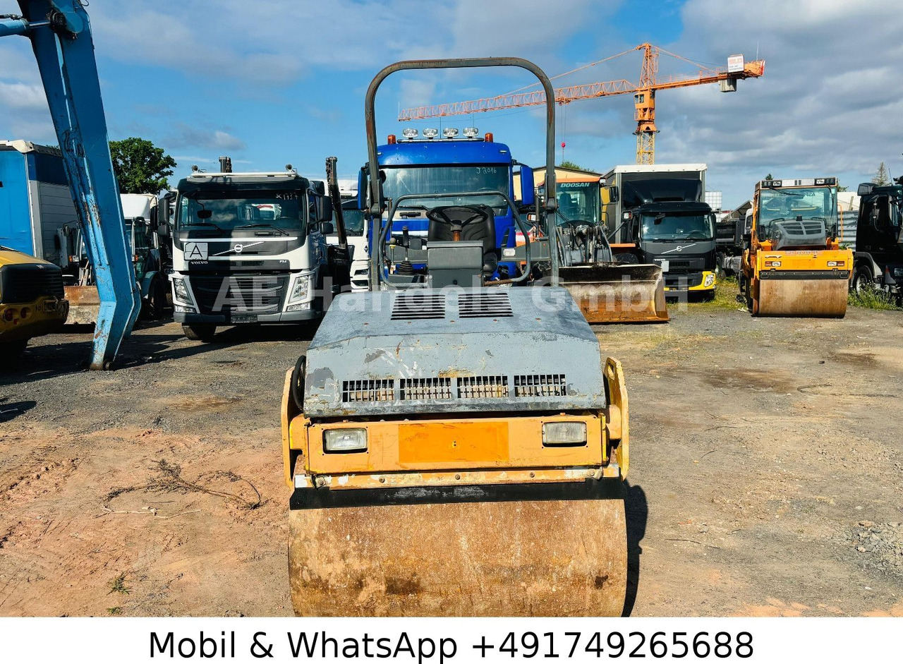 BOMAG Vibrokombiwalze BW 135 AC *Wasserkühlung - Kombihenger: 4 kép. BOMAG Vibrokombiwalze BW 135 AC *Wasserkühlung - Kombihenger: 4 kép.