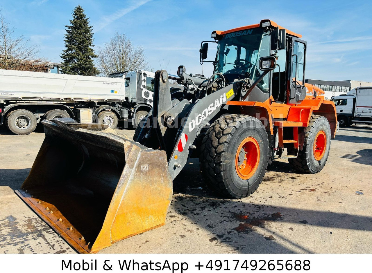 Doosan DL220-5 *Schnellwechsler/Kamera/Schaufel/Gabel - Gumikerekes homlokrakodó: 3 kép. Doosan DL220-5 *Schnellwechsler/Kamera/Schaufel/Gabel - Gumikerekes homlokrakodó: 3 kép.