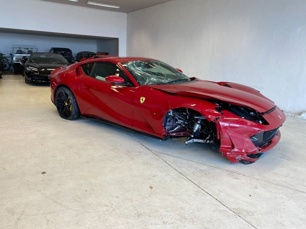 Ferrari 812 SUPERFAST / ROSSO 70ANNI endommagé - Autó: 4 kép. Ferrari 812 SUPERFAST / ROSSO 70ANNI endommagé - Autó: 4 kép.