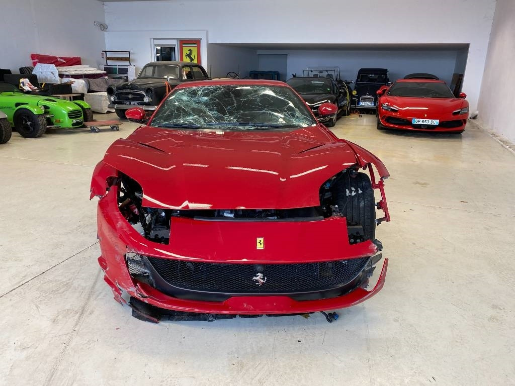 Ferrari 812 SUPERFAST / ROSSO 70ANNI endommagé - Autó: 3 kép. Ferrari 812 SUPERFAST / ROSSO 70ANNI endommagé - Autó: 3 kép.