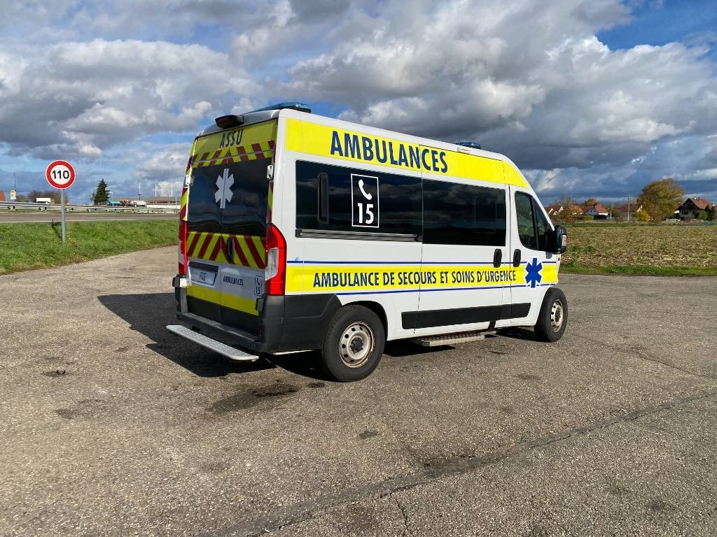 Fiat LES DAUPHINS/DUCATO TORINO 2.3M-Jet 160 endommagée - Mentőautó: 4 kép. Fiat LES DAUPHINS/DUCATO TORINO 2.3M-Jet 160 endommagée - Mentőautó: 4 kép.