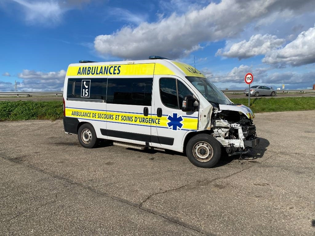 Fiat LES DAUPHINS/DUCATO TORINO 2.3M-Jet 160 endommagée - Mentőautó: 3 kép. Fiat LES DAUPHINS/DUCATO TORINO 2.3M-Jet 160 endommagée - Mentőautó: 3 kép.