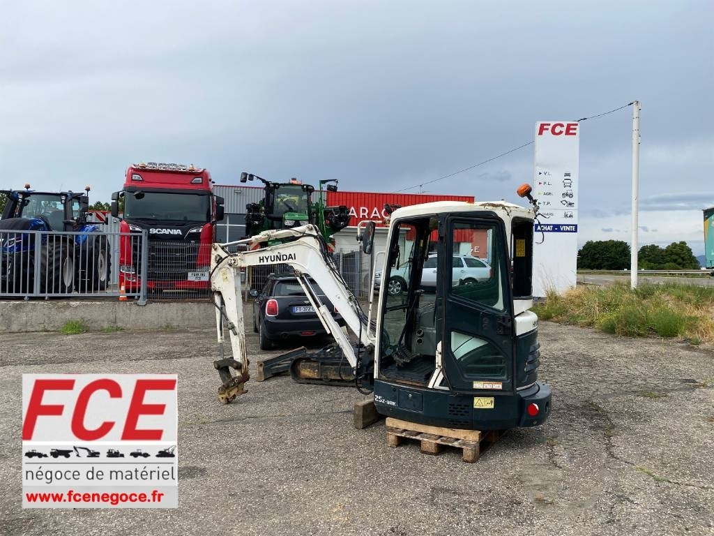 Hyundai ROBEX 25Z-9AK Certificat CE endommagée - Minikotró: 1 kép. Hyundai ROBEX 25Z-9AK Certificat CE endommagée - Minikotró: 1 kép.