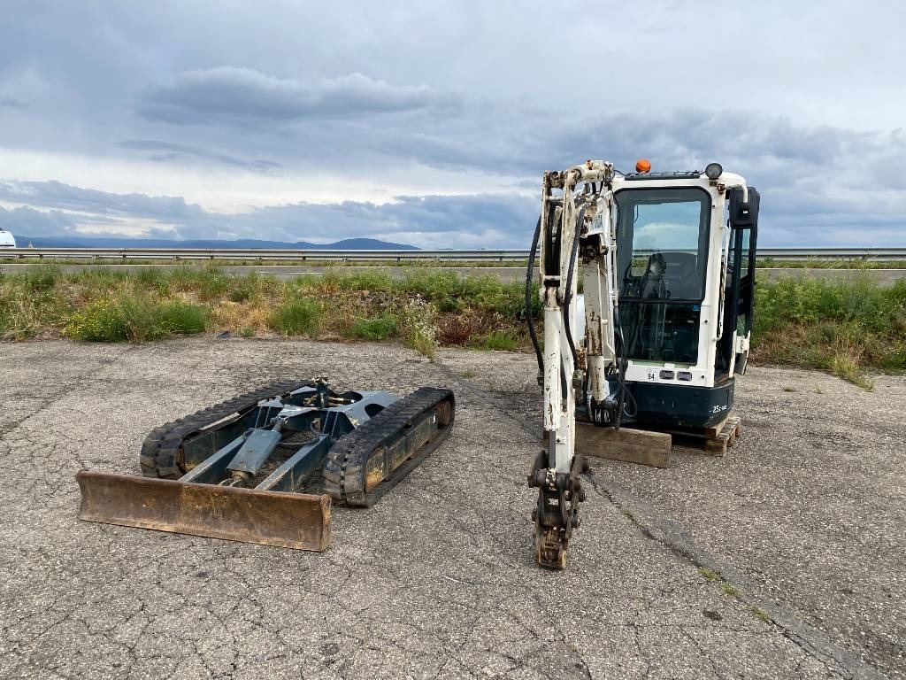 Hyundai ROBEX 25Z-9AK Certificat CE endommagée - Minikotró: 2 kép. Hyundai ROBEX 25Z-9AK Certificat CE endommagée - Minikotró: 2 kép.