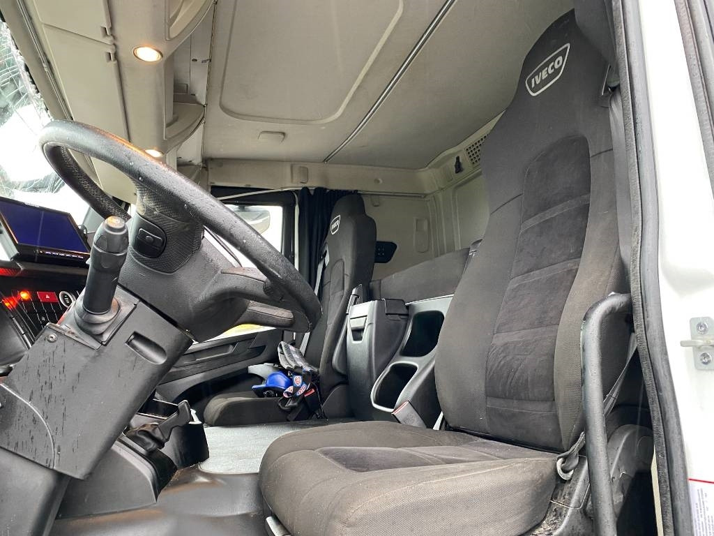 Interior photo 1: Autószállító teherautó Iveco S WAY480 /FIAULT PF60 +GRUE HMF endommagée