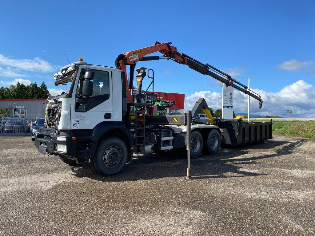 Iveco TRAKKER 410/EEV -PALFINGER PK13001-T18 endommagé - Horgos rakodó teherautó: 4 kép. Iveco TRAKKER 410/EEV -PALFINGER PK13001-T18 endommagé - Horgos rakodó teherautó: 4 kép.