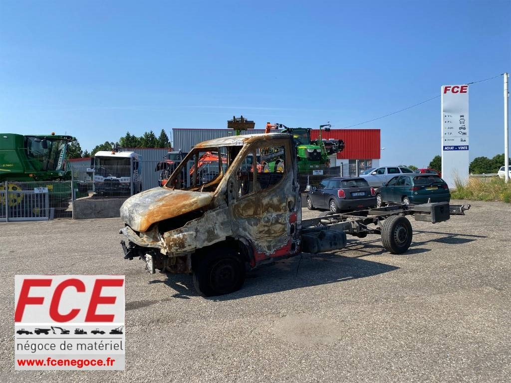 Iveco Châssis Cabine DAILY 33S12 / 2.3D 115 - Kisteherautó: 1 kép. Iveco Châssis Cabine DAILY 33S12 / 2.3D 115 - Kisteherautó: 1 kép.
