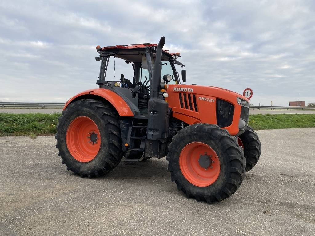Kubota M6121 Carte Grise Française endommagé  - Traktor: 3 kép. Kubota M6121 Carte Grise Française endommagé  - Traktor: 3 kép.
