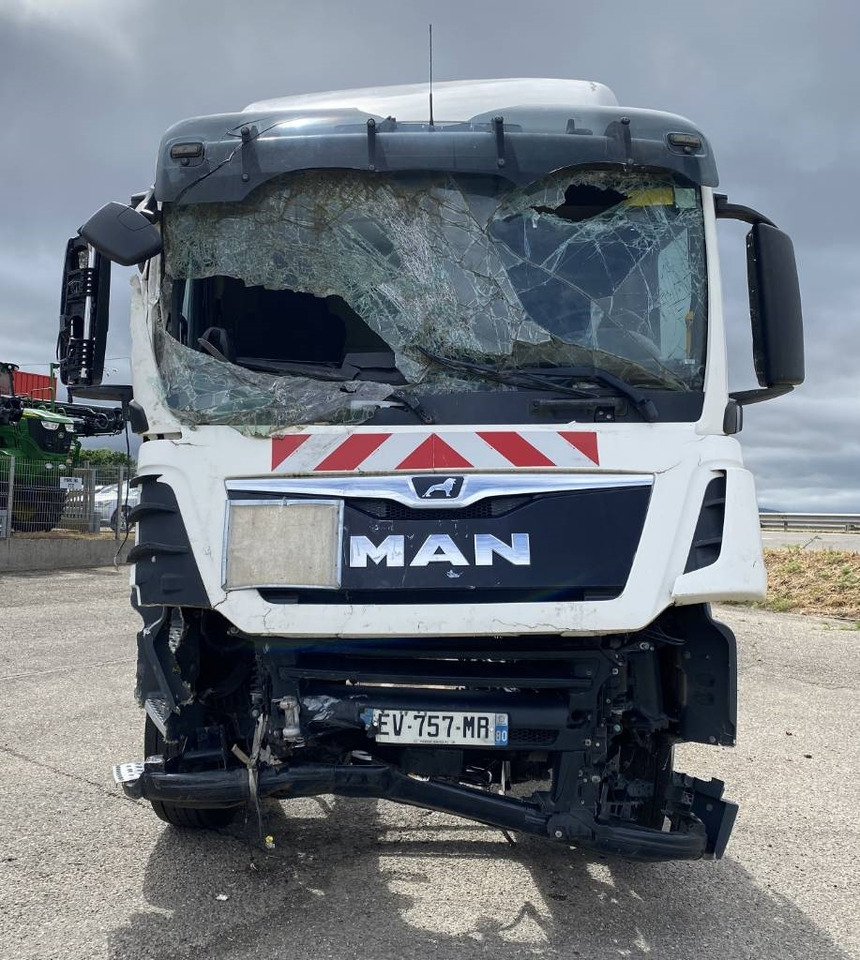MAN TGS 18.320 *VENDU SANS MOTEUR NI BOITE DE VITESSE* - Alvaz teherautó: 2 kép. MAN TGS 18.320 *VENDU SANS MOTEUR NI BOITE DE VITESSE* - Alvaz teherautó: 2 kép.