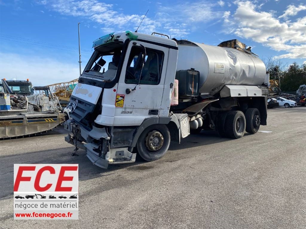 Mercedes-Benz ACTROS Mp2 2536/6x2 BVM -ACMAR CRAON Z12341 - Tartályos teherautó: 1 kép. Mercedes-Benz ACTROS Mp2 2536/6x2 BVM -ACMAR CRAON Z12341 - Tartályos teherautó: 1 kép.