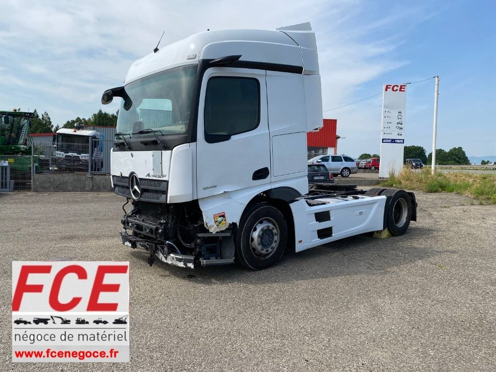 Mercedes-Benz 1845 Space Cab Suspension Pneumatique endommagé  - Nyergesvontató: 1 kép. Mercedes-Benz 1845 Space Cab Suspension Pneumatique endommagé  - Nyergesvontató: 1 kép.