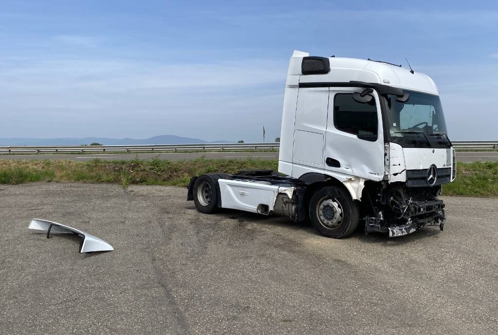 Mercedes-Benz 1845 Space Cab Suspension Pneumatique endommagé  - Nyergesvontató: 3 kép. Mercedes-Benz 1845 Space Cab Suspension Pneumatique endommagé  - Nyergesvontató: 3 kép.