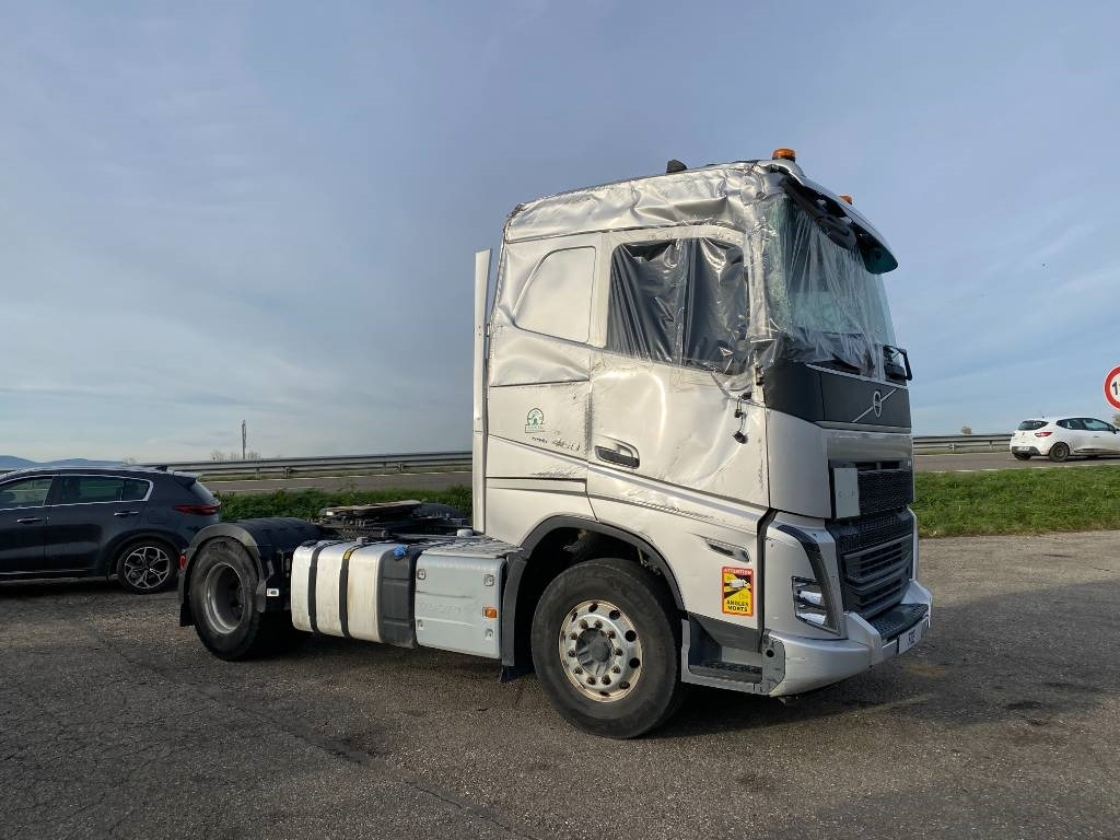 Volvo FH 460 / I-Save 1er Main endommagé - Nyergesvontató: 3 kép. Volvo FH 460 / I-Save 1er Main endommagé - Nyergesvontató: 3 kép.