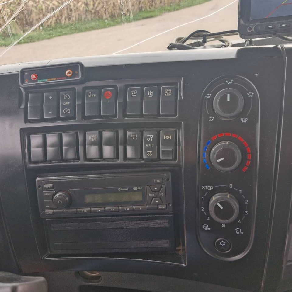 Horgos rakodó teherautó Renault D Wide 380: 11 kép.