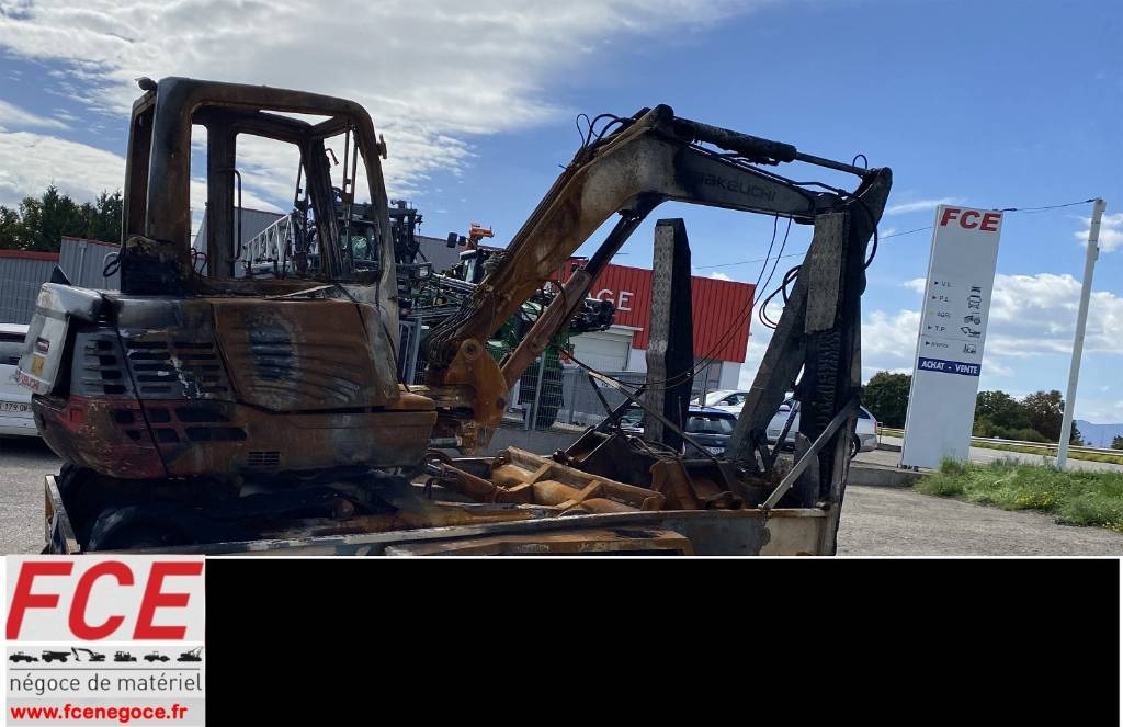 Takeuchi TB 250 + Brise roche et Godets endommagée - Minikotró: 1 kép. Takeuchi TB 250 + Brise roche et Godets endommagée - Minikotró: 1 kép.